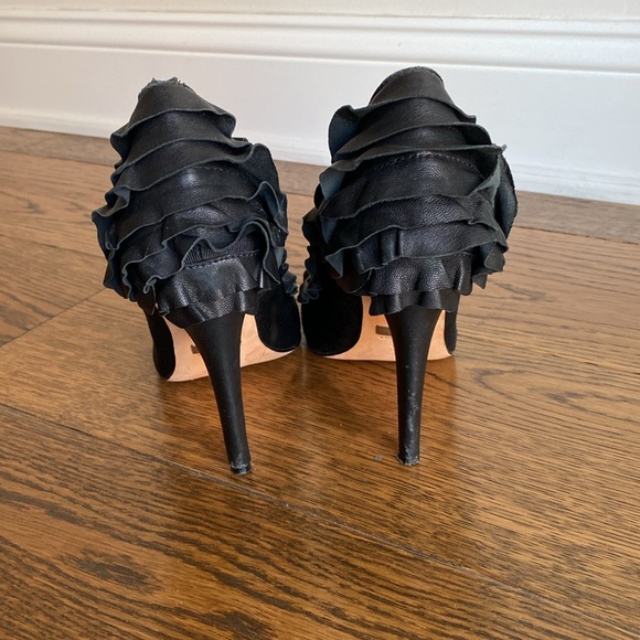 Badgley Mischka Tai Ruffle Pumps - Picture 4 of 8